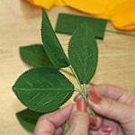葉っぱを束ねて、茎にフラワーテープを巻きつけます。